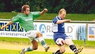Und wieder nichts: Thomas Kalmbach (rechts) und der TSV Niedernhall stehen auch nach dem Heimspiel gegen Gaisbach noch ohne Punkt da.Foto: Kurt Gesper