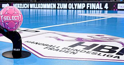 Künftig soll Handball − wie hier beim Final Four des DHB-Pokals in Stuttgart − in der Bundesliga der Frauen nur noch auf einheitlichen Bodenbelegen stattfinden. Auch andere Anforderungen werden steigen. Die HBF sieht darin einen wichtigen Schritt zur Professionalisierung.
Foto: dpa