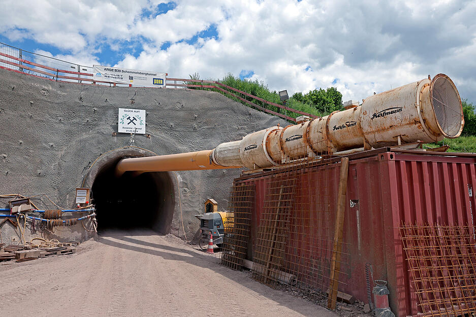Rund 200 Meter haben die Arbeiter den Fluchtstollen bereits in den Schemelsberg hineingebaggert.