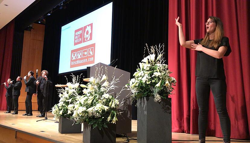 Die Geb&auml;rdendolmetscherin Vanessa St&ouml;hrl &uuml;bersetzt beim Heilbronner B&uuml;rgerempfang Liedtexte von Mundartmonika (im Hintergrund).
Foto: Christian Gleichauf