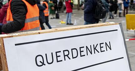 Teilnehmer einer Querdenken-Demo stehen auf dem Alexanderplatz in Berlin. Teilnehmer einer Querdenken-Demo stehen auf dem Alexanderplatz in Berlin.