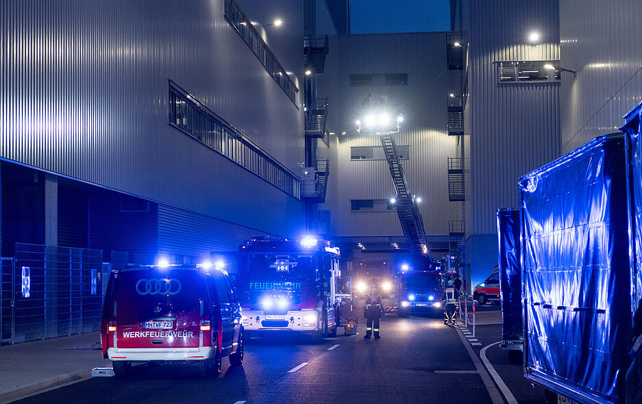 Übung auf Audi-Gelände: Feuerwehr am Gebäude A11 im Einsatz Übung auf Audi-Gelände: Feuerwehr am Gebäude A11 im Einsatz