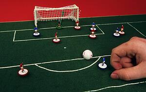Wird das ein Tor? Subbuteo verlangt Fingerfertigkeit. Foto: imago images/Action Plus Wird das ein Tor? Subbuteo verlangt Fingerfertigkeit. Foto: imago images/Action Plus