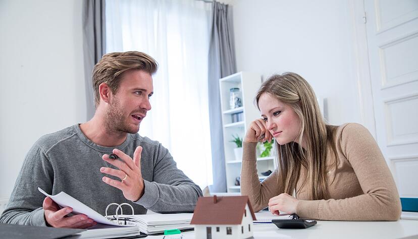 Wer vom Finanzamt den Bescheid zur Grundsteuer bekommt, sollte ihn genau prüfen - im Zweifel können auch Experten helfen. Wer vom Finanzamt den Bescheid zur Grundsteuer bekommt, sollte ihn genau prüfen - im Zweifel können auch Experten helfen.