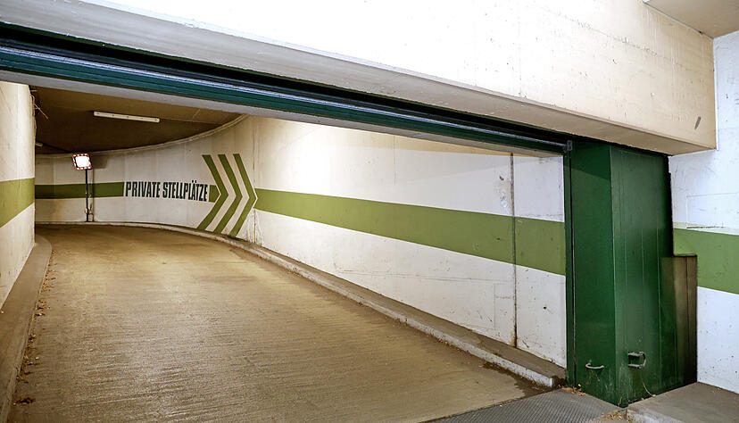 Erinnerungen an den Bunker: Eine schwere Tür ist in Neckarsulm im Untergeschoss der Tiefgarage am Rathaus eingebaut.