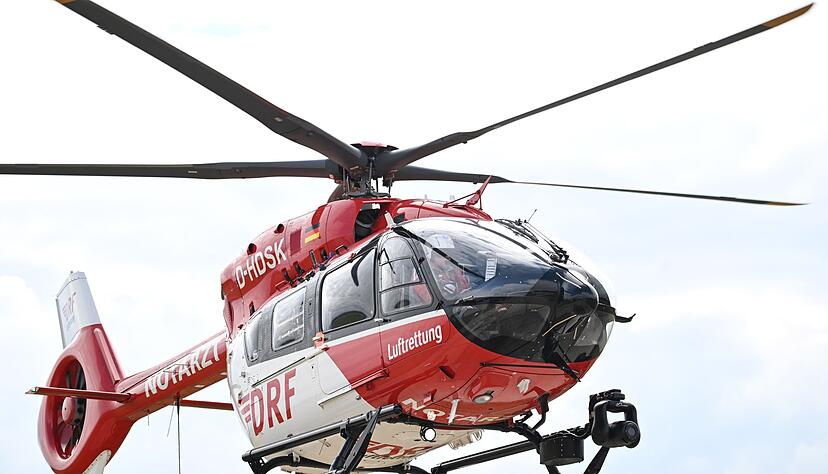 Ein Rettungshubschrauber brachte den lebensgefährlich verletzten Autofahrer ins Krankenhaus. (Symbolbild) Ein Rettungshubschrauber brachte den lebensgefährlich verletzten Autofahrer ins Krankenhaus. (Symbolbild)