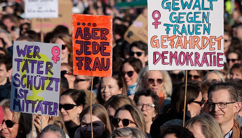 Tausende Menschen demonstrierten k&uuml;rzlich gegen sexualisierte digitale Gewalt in Berlin. Auch im Raum Heilbronn sind derartige F&auml;lle allgegenw&auml;rtig.