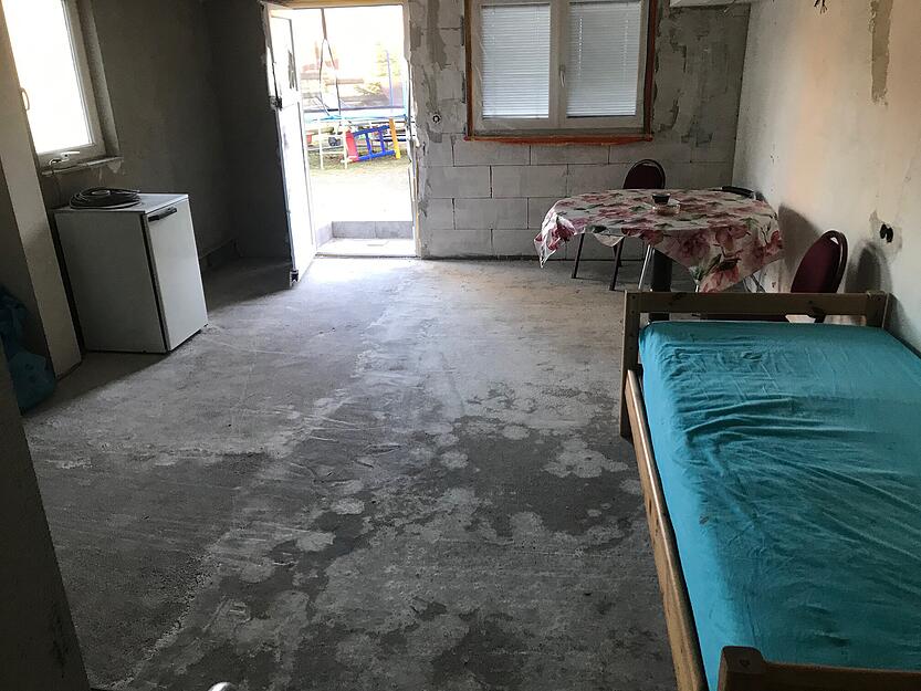 Das ist das Wohnzimmer, in dem Antonino Falzone die vergangenen Wochen gelebt hat.