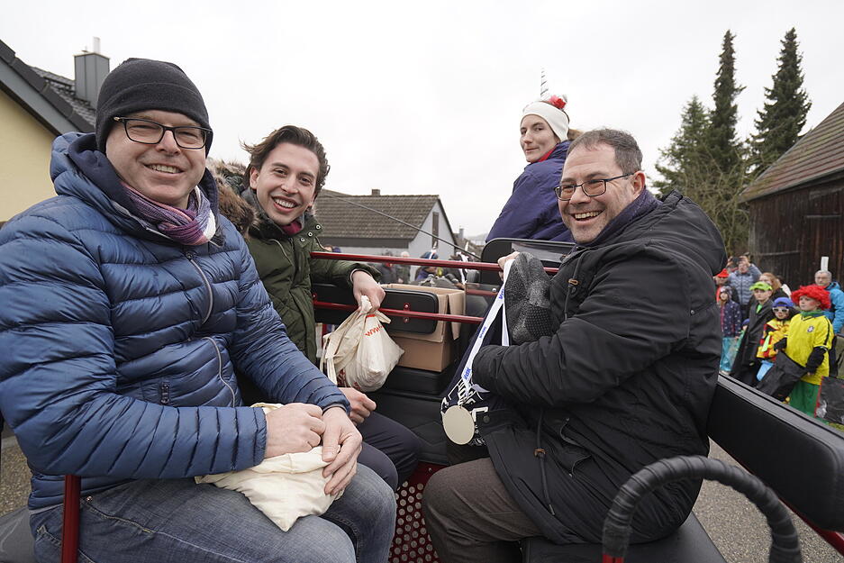 Auch die Teilnehmer auf den Umzugswagen waren bester Laune.