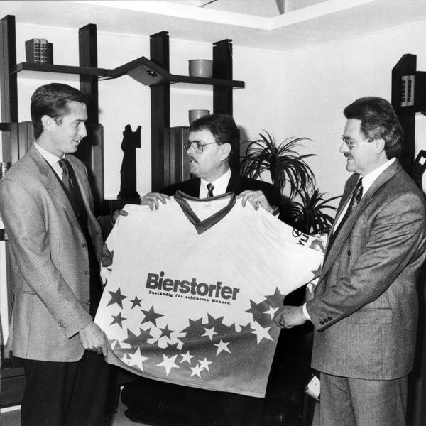 1993: Das Heilbronner M&ouml;belhaus Bierstorfer ist neuer Hauptsponsor des HEC. Peter Bierstorfer (links) und
Kurt Schaber (rechts) erhalten von Manager Ernst Rupp das neue Trikot.
