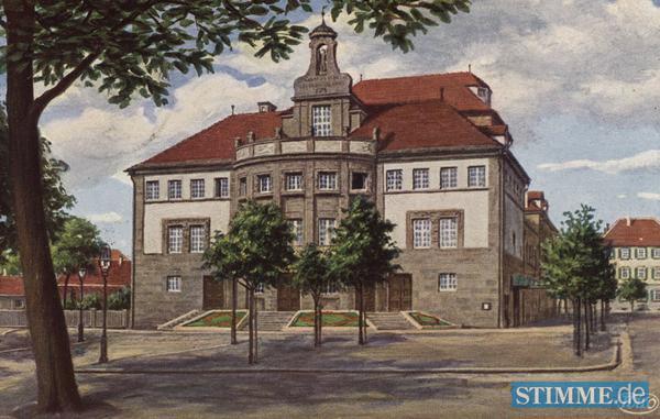 Im September 1913 öffnet sich erstmals der Vorhang im neuen Stadttheater am Berliner Platz. Der Jugendstilbau von Theaterarchitekt Theodor Fischer hat 648 Sitzplätze und 200 Stehplätze. Geleitet wird die neue Spielstätte bis 1919 von Richard Steng und Konrad Krauß.