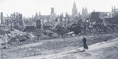 Blick auf die Türme der Ruinenstadt von der Rollwagstraße aus. Links St. Peter und Paul, rechts Kiliansturm und die Chortürme der Kilianskirche. Davor die Giebel des zerstörten Deutschhofes, links das Landerer-Areal auf dem heute die Stadtgalerie und rechts die Galeria Kaufhof steht.