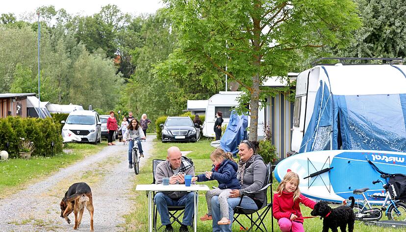 Die Campingplatz-Saison im Landkreis ist eröffnet: Auch im Sperrfechter-Freizeitpark in Oedheim nutzen viele Familien die Chance, endlich mal wieder rauszukommen.
Foto: Ralf Seidel