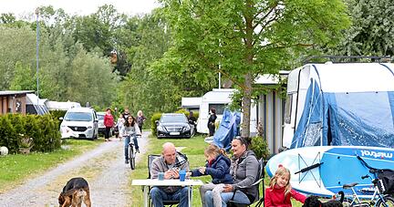 Die Campingplatz-Saison im Landkreis ist eröffnet: Auch im Sperrfechter-Freizeitpark in Oedheim nutzen viele Familien die Chance, endlich mal wieder rauszukommen.
Foto: Ralf Seidel