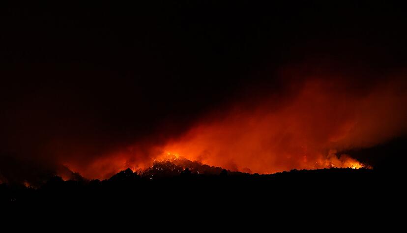 Flammen wüten am Mittwoch in der Nähe der Gemeinde Arafo auf Teneriffa.