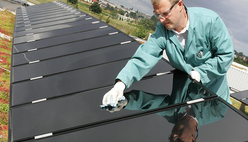 Solarmodule auf einem Flachdach: Um daf&uuml;r auch &auml;ltere D&auml;cher zu ert&uuml;chtigen, bietet W&uuml;rth ein neues Produkt an. Daf&uuml;r gab es nun den Umwelttechnikpreis.