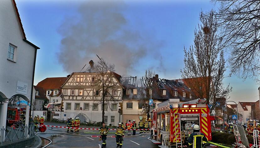 Der Dachstuhl des historischen Fachwerkhauses ist komplett abgebrannt. Der Dachstuhl des historischen Fachwerkhauses ist komplett abgebrannt.