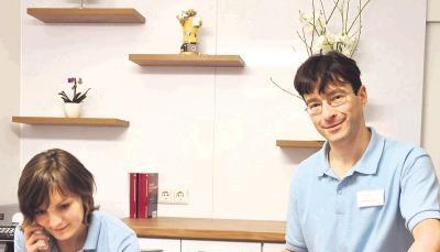 An drei Vor- und zwei Nachmittagen in der Woche ist die Praxis von Valentin Frolov ge&ouml;ffnet. Lebensgef&auml;hrtin Svetlana Gerter springt hin und wieder am Empfang ein. Die beiden freuen sich auf neue Patienten.Fotos: Claudia Kostner