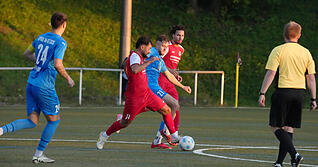 Eppingens Burak Simsek (vorne) behauptet den Ball gegen Ketschs zweifachen Torschützen Ivan Vlaho. Foto: Michael Nachreiner Eppingens Burak Simsek (vorne) behauptet den Ball gegen Ketschs zweifachen Torschützen Ivan Vlaho. Foto: Michael Nachreiner