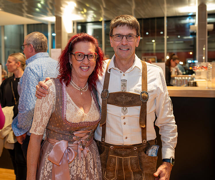 Begeisterte Konzertbesucher erleben einen Abend voller Erinnerungen und bekannter Melodien.