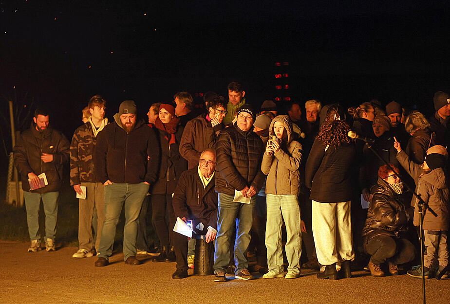 Etwa drei Meter hoch sind die Holzscheite gestapelt. Etwa drei Meter hoch sind die Holzscheite gestapelt.