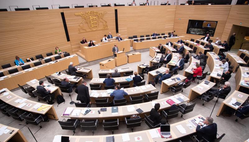 Abgeordnete sitzen w&auml;hrend der 121. Landtagssitzung auf ihren Pl&auml;tzen.