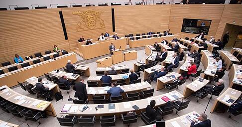 Abgeordnete sitzen w&auml;hrend der 121. Landtagssitzung auf ihren Pl&auml;tzen.