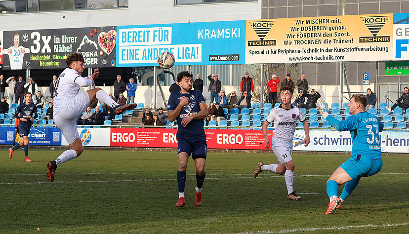 Rico Hofmann (links) erzielt den 2:1-Siegtreffer des FSV Hollenbach gegen den 1. CfR Pforzheim. Im Sprung überlupft er Sven Altmann, den Torhüter der Gastgeber.
Fotos: Marc Schmerbeck