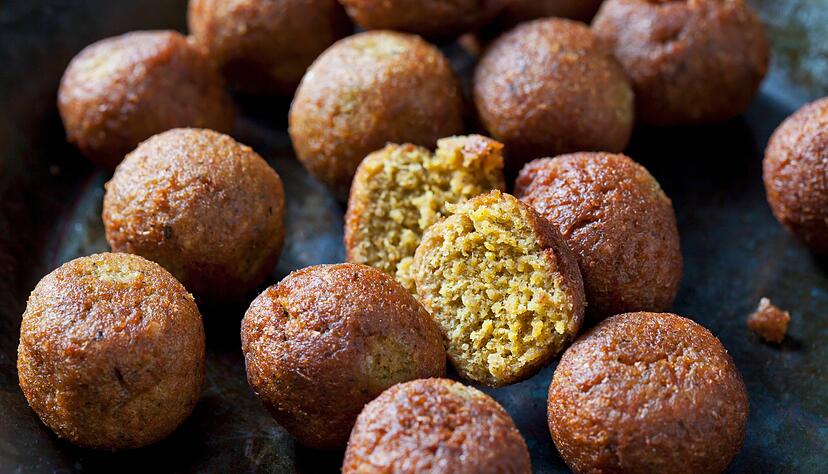 Au&szlig;en total knusprig, innen sch&ouml;n fluffig und voller Geschmack: So stellen wir uns Falafel vor. Damit sie so gelingen, sind ein paar Tricks gefragt.