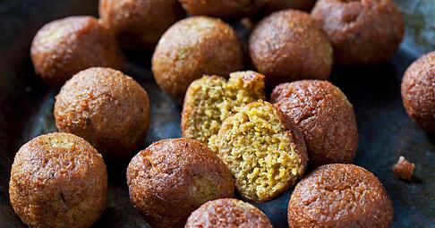 Au&szlig;en total knusprig, innen sch&ouml;n fluffig und voller Geschmack: So stellen wir uns Falafel vor. Damit sie so gelingen, sind ein paar Tricks gefragt.