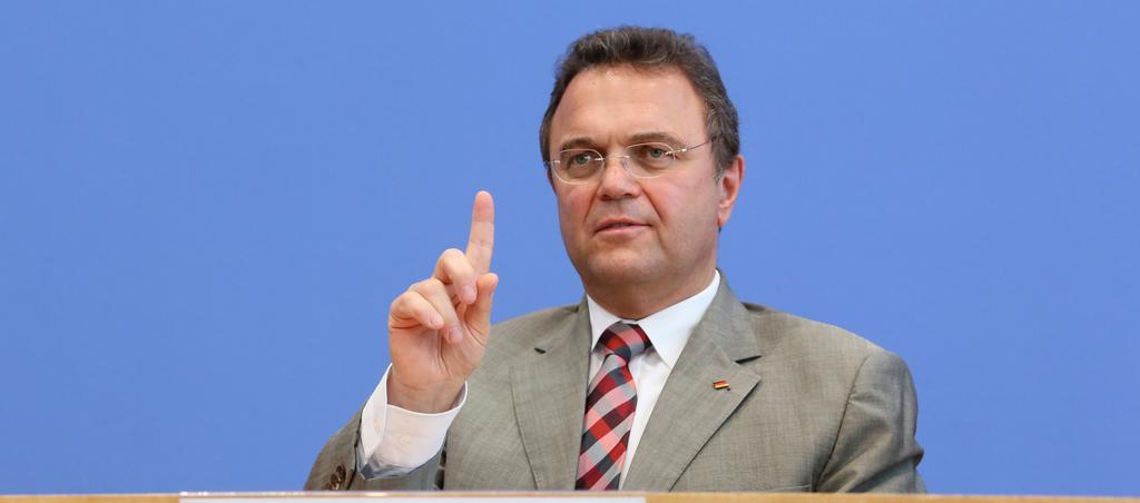 Bundesinnenminister Hans-Peter Friedrich (CSU) spricht am 11.06.2013 in Berlin. Friedrich stellte mit dem Präsidenten des Bundesamtes für Verfassungsschutz den Verfassungsschutzbericht 2012 vor. Foto: Stephanie Pilick/dpa +++(c) dpa - Bildfunk+++ Bundesinnenminister Hans-Peter Friedrich (CSU) spricht am 11.06.2013 in Berlin. Friedrich stellte mit dem Präsidenten des Bundesamtes für Verfassungsschutz den Verfassungsschutzbericht 2012 vor. Foto: Stephanie Pilick/dpa +++(c) dpa - Bildfunk+++
