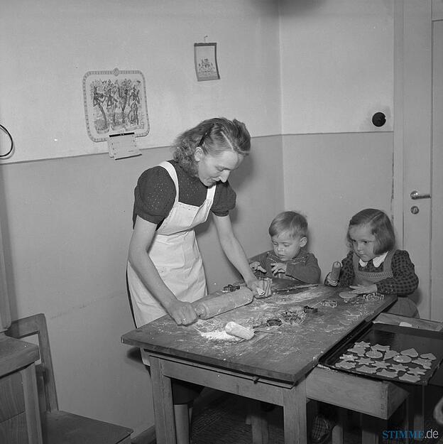 Weihnachtsbäckerei 1952: Hochkonzentriert werden die Ausstecherle geformt und wandern aufs Backblech.