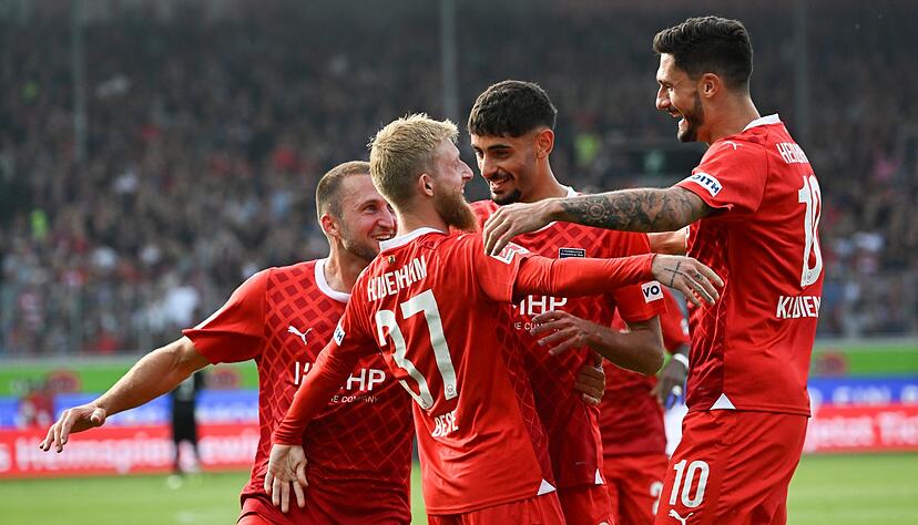 Heidenheims Jan-Niklas Beste (2.v.l) freut sich über einen Treffer zusammen mit seinen Teamkollegen. Heidenheims Jan-Niklas Beste (2.v.l) freut sich über einen Treffer zusammen mit seinen Teamkollegen.
