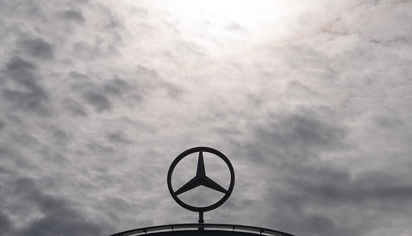 Ein Mercedes-Stern, das Logo der Marke Mercedes-Benz, steht auf einem Showroom. Ein Mercedes-Stern, das Logo der Marke Mercedes-Benz, steht auf einem Showroom.