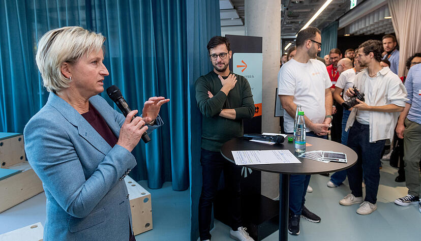 Die baden-württembergische Wirtschaftsministerin Nicole Hoffmeister-Kraut und und Ipai-Chef Moritz Gräter (2.v.l.) freuten sich über das große Interesse.