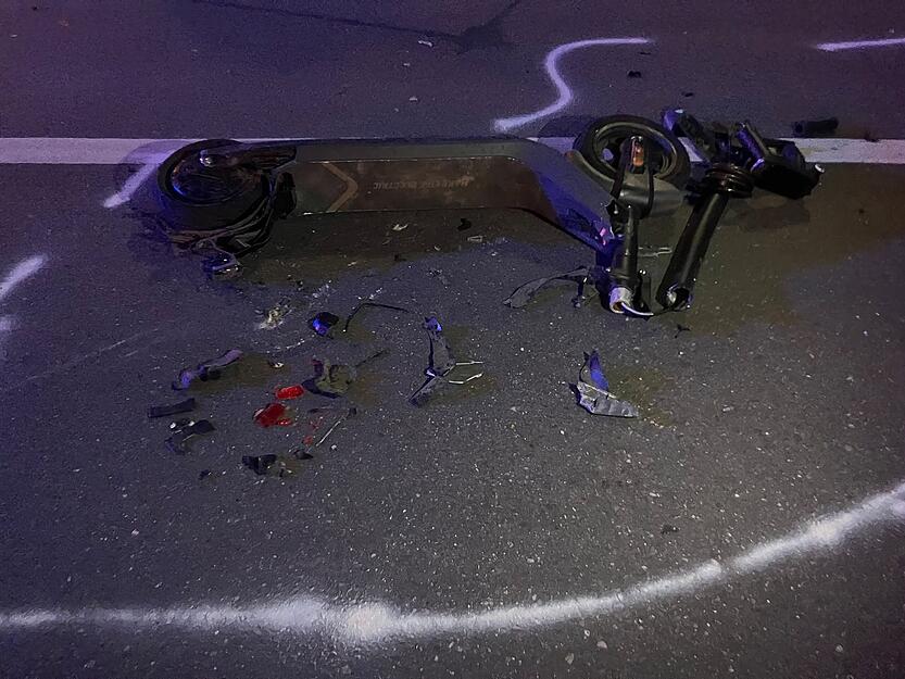 Der E-Roller ist nach dem Unfall in der Heilbronner Austraße in viele Einzelteile zerlegt. Der E-Roller ist nach dem Unfall in der Heilbronner Austraße in viele Einzelteile zerlegt.