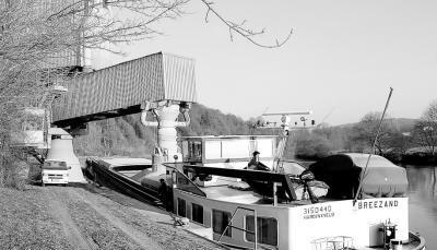 Am Montag wurde die nach Aussage der Betreiber größte und schnellste Getreideverladeanlage am Neckar in Haßmersheim in Betrieb genommen. Rund 500 Tonnen Mais wurden auf dem Schiff geladen. (Foto: Rudolf Landauer) Am Montag wurde die nach Aussage der Betreiber größte und schnellste Getreideverladeanlage am Neckar in Haßmersheim in Betrieb genommen. Rund 500 Tonnen Mais wurden auf dem Schiff geladen. (Foto: Rudolf Landauer)