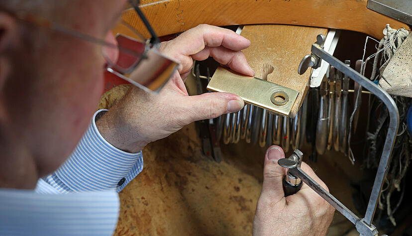 Im ersten Schritt wird aus einem 750er Goldblech eine Lochscheibe ges&auml;gt.