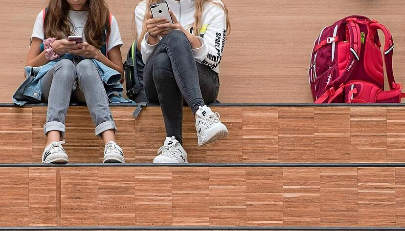 Oft zu beobachten: Sch&uuml;ler besch&auml;ftigen sich mit ihrem Handy statt mit den Mitsch&uuml;lern. Interaktion und Konzentration leiden.