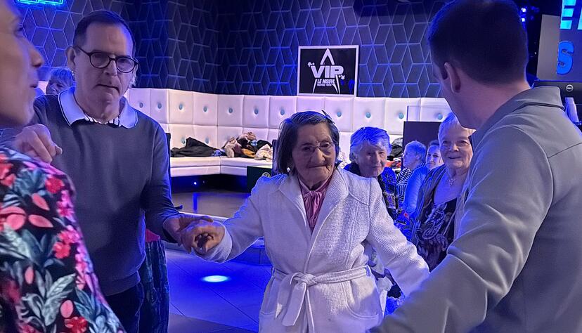 Mathilde Bouhee tanzt mit Betreuern und anderen Heimbewohnern in der Disco. Mathilde Bouhee tanzt mit Betreuern und anderen Heimbewohnern in der Disco.