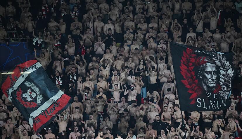 Einige Fans von Slavia Prag sahen die klare Niederlage oberkörperfrei. Einige Fans von Slavia Prag sahen die klare Niederlage oberkörperfrei.