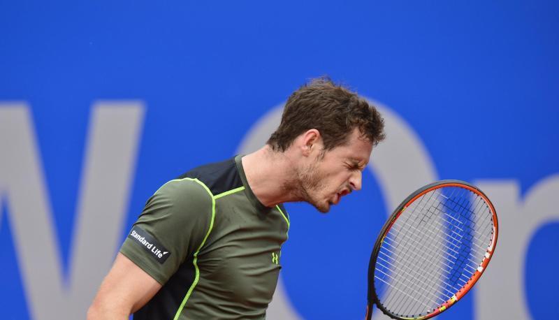 Andy Murray reagiert seinen Frust über einen vergebenen Ball ab. Foto: Marc Müller