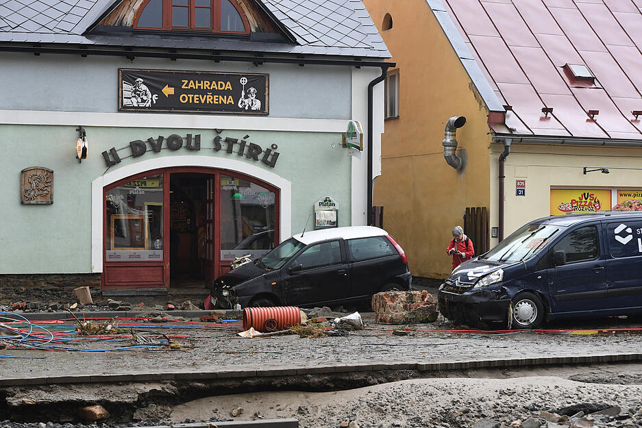 Autos und Trümmer im Schlamm nach den Überschwemmungen in der Stadt Jeseník. Ganze Regionen in Tschechien leiden unter einem Jahrhunderthochwasser. +++ dpa-Bildfunk +++