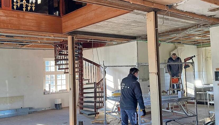 Handwerker arbeiten in den Innenr&auml;umen des Salinencaf&eacute;s.