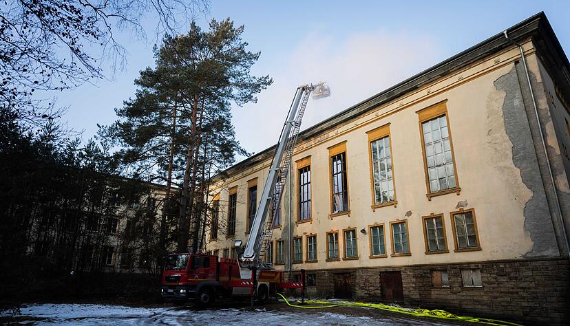 Der Brand breitete sich in einem ehemaligen Lehrgeb&auml;ude aus.