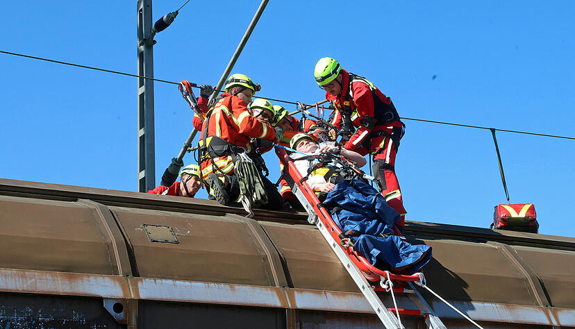Ein weiteres Szenario: Ein Mann war auf einen stehenden G&uuml;terwagen gestiegen und in die N&auml;he der Oberleitung geraten. Die Feuerwehr musste den Schwerstverletzten retten.