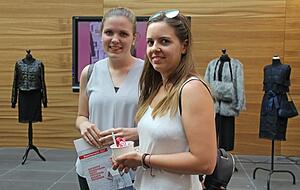 Heute schon mal Probe studieren: Michaela Kuhn (20), li., aus R&ouml;tting m&ouml;chte nach ihrem Fachabitur am Kolping-Bildungszentrum in Bad Mergentheim an die DHBW Heilbronn.