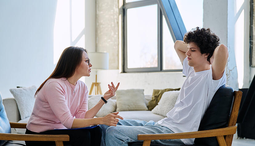 Schulsozialarbeiter bieten Kindern und Jugendlichen freiwillige Beratungs- und Gespr&auml;chsangebote. Aber auch Eltern und Lehrkr&auml;fte erfahren Unterst&uuml;tzung von den P&auml;dagogen.
Foto: Valerii Honcharuk/AdobeStock