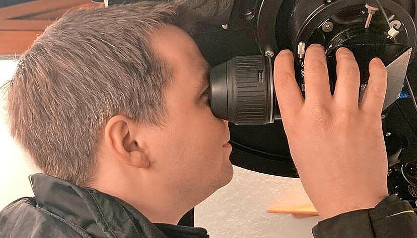 Tobias M&uuml;ller, Gesch&auml;ftsf&uuml;hrer der Robert-Mayer-Volks- und Schul-Sternwarte Heilbronn, stellt das Okular f&uuml;r Besucher ein. Foto: J&ouml;rg K&uuml;hl