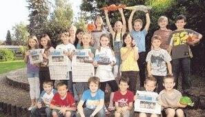Zeitunglesen macht Spa&szlig;, und das Basteln mit der Papiermasse auch. Lustige Tiere haben die Bonfelder Grundsch&uuml;ler daraus erschaffen.Foto: Steffan Maurhoff